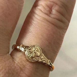 5/$25 BEE minimalist woman gold band ring size  9 🐝